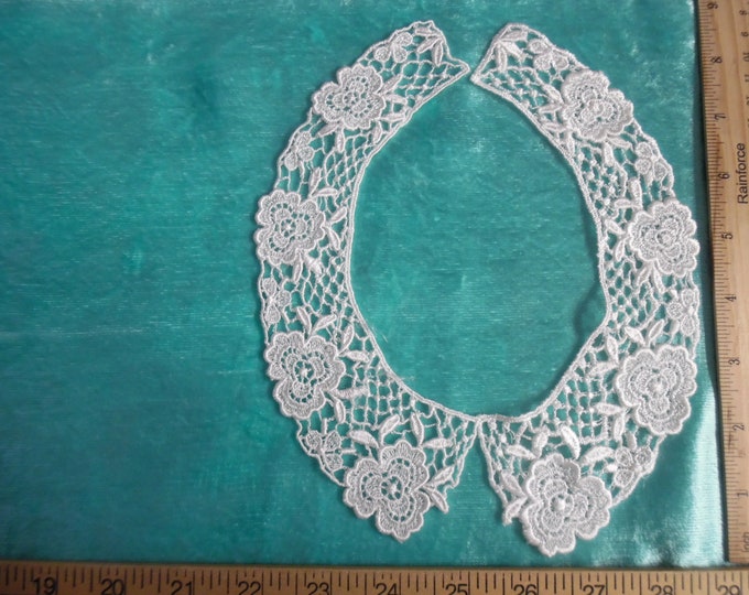 Vintage Guipure Lace Collar~White~100% Rayon~Small Size~Great for Dolls