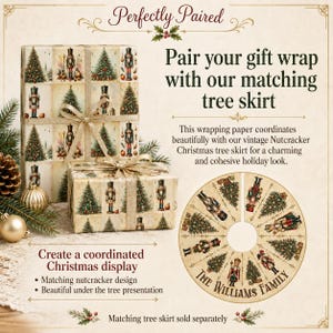 Pode incluir: Duas caixas de presente embrulhadas em papel creme com um padr&atilde;o repetitivo de quebra-nozes e &aacute;rvores de Natal, atadas com fita dourada. Ao lado, h&aacute; uma saia de &aacute;rvore circular com o mesmo padr&atilde;o e o texto The Williams Family.