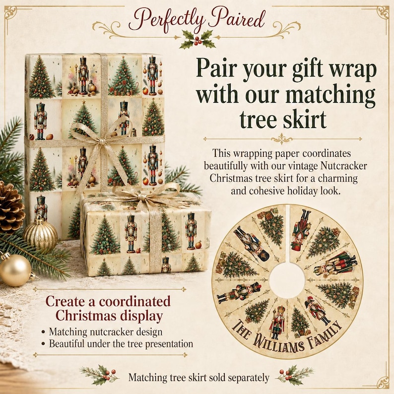 Pode incluir: Duas caixas de presente embrulhadas em papel creme com um padr&atilde;o repetitivo de quebra-nozes e &aacute;rvores de Natal, atadas com fita dourada. Ao lado, h&aacute; uma saia de &aacute;rvore circular com o mesmo padr&atilde;o e o texto The Williams Family.