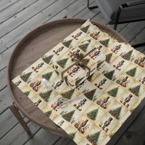 Papel de embrulho Quebra-Nozes, Papel de embrulho para presente com árvore de Natal em estilo vintage, Papel de presente natalino retrô imagem 9