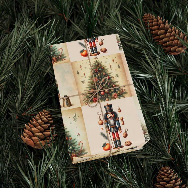 Papel de embrulho Quebra-Nozes, Papel de embrulho para presente com árvore de Natal em estilo vintage, Papel de presente natalino retrô imagem 2