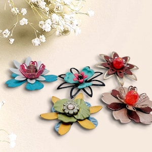 Fiori in metallo e ottone, petali stratificati assemblati, decorazione floreale artificiale, 5 fiori