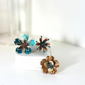 Buquê de flores artificiais de metal para interiores: flores em tons de azul-petróleo, bronze e creme - conjunto com 3 peças.