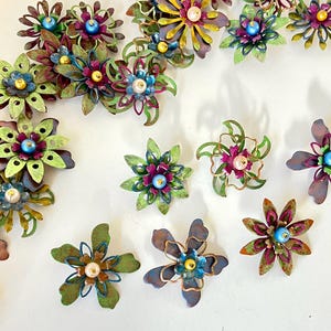 NEU! Blumen in metallischen schimmernden Metallfarben - handgefertigte geschichtete Blütenblätter - Blau / Grün / Gelb / Pink / Lila - 5er Set