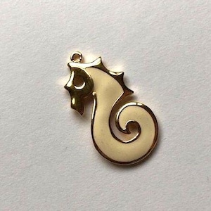 Colgante grande de esmalte blanco cremoso y dorado con forma de caballito de mar LAST ONE, década de 1970