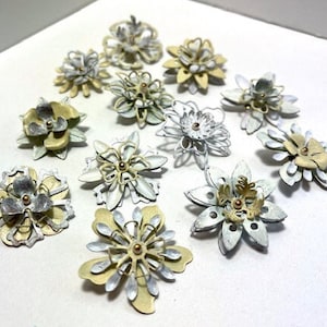 Handgemachte kleine Metall geschichtete Blumen WHITES und CREMES-Assorted Styles & Formen - Lot von 5 !!