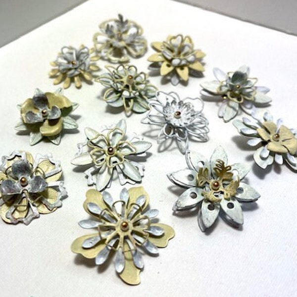 Petites fleurs en couches de métal faites à la main BLANCS et CRÈMES-Styles et formes assortis - Lot de 5 !!