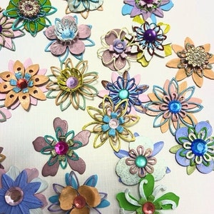 Pequenas flores de metal em camadas feitas à mão em CORES PASTEL SPING - Estilos e formatos variados - Lote com 5!!