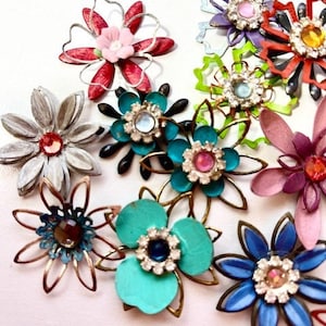 Pequeñas flores en capas de metal hechas a mano en TONOS BRILLANTES. Estilos, formas y colores variados. ¡Lote de 5!