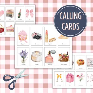 K&ouml;nnte beinhalten: Ein Satz Spielkarten mit verschiedenen Bildern, darunter ein Herz, B&uuml;cher, Champagner, eine Schleife, eine Handtasche, Kuchen, Cupcake, Kamera, Lippenstift, ein Sonnenhut, Lavendel, eine Kerze, Parf&uuml;m, ein Picknickkorb, Pfannkuchen, eine Muttertagskarte, Champagnerfl&ouml;ten, eine Geschenkbox, Blumen und Noten. Die Karten sind auf wei&szlig;em Papier mit einem rosa-wei&szlig;en Gingham-Hintergrund gedruckt.