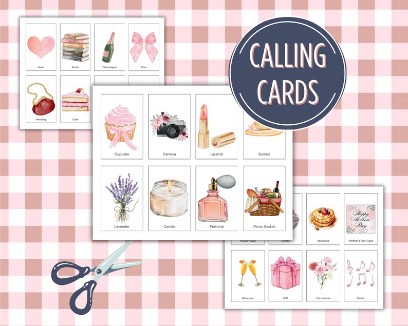 K&ouml;nnte beinhalten: Ein Satz Spielkarten mit verschiedenen Bildern, darunter ein Herz, B&uuml;cher, Champagner, eine Schleife, eine Handtasche, Kuchen, Cupcake, Kamera, Lippenstift, ein Sonnenhut, Lavendel, eine Kerze, Parf&uuml;m, ein Picknickkorb, Pfannkuchen, eine Muttertagskarte, Champagnerfl&ouml;ten, eine Geschenkbox, Blumen und Noten. Die Karten sind auf wei&szlig;em Papier mit einem rosa-wei&szlig;en Gingham-Hintergrund gedruckt.