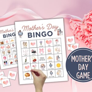 K&ouml;nnte beinhalten: Ein Muttertags-Bingo-Spiel mit rosa und blauen Akzenten. Das Spielbrett zeigt Bilder von Blumen, Kaffee, Cupcakes und anderen Gegenst&auml;nden, die mit dem Muttertag zusammenh&auml;ngen. Das Spiel enth&auml;lt einen Satz rosa herzf&ouml;rmiger Bingo-Marker.