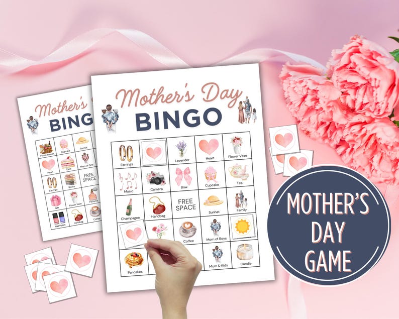 K&ouml;nnte beinhalten: Ein Muttertags-Bingo-Spiel mit rosa und blauen Akzenten. Das Spielbrett zeigt Bilder von Blumen, Kaffee, Cupcakes und anderen Gegenst&auml;nden, die mit dem Muttertag zusammenh&auml;ngen. Das Spiel enth&auml;lt einen Satz rosa herzf&ouml;rmiger Bingo-Marker.