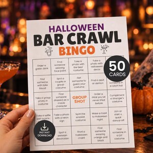 Op de afbeelding: Een witte Halloween Bar Crawl Bingo spelkaart met een raster van opdrachten, zwarte en oranje tekst en kleine illustraties van drankjes. Een zwarte ronde badge op de kaart vermeldt 50 CARDS en een andere zwarte badge toont een pijlicoon.