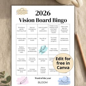 Puede incluir: Un imprimible blanco de Bingo Vision Board 2026 con un lápiz beige y un fondo beige. La tarjeta de bingo incluye objetivos como "Priorizar un ritual matutino suave" y "Redecorar mi dormitorio". El texto "Editar gratis en Canva" también es visible.