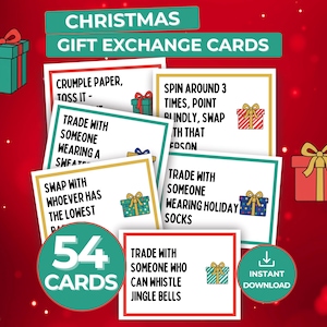 Puede incluir: Un conjunto de 54 tarjetas de intercambio de regalos navideños con instrucciones del juego. Las tarjetas muestran ilustraciones de cajas de regalo y frases como "Intercambia con alguien que lleva un suéter" y "Gira 3 veces". Las palabras "Tarjetas de intercambio de regalos de Navidad" están en la parte superior.