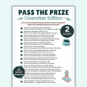 Op de afbeelding: Een printbaar spelblad getiteld Pass The Prize Coworker Edition met vijftien genummerde instructies voor een werkplekactiviteit. Het ontwerp bevat blauwgroene tekst, een koffiekopje-icoon, een plant op boeken en twee ronde badges met 2 SIZES en INSTANT DOWNLOAD.