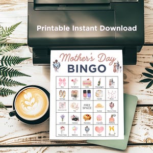 K&ouml;nnte beinhalten: Eine druckbare Muttertags-Bingo-Karte mit einem rosa-wei&szlig;en Blumendesign. Die Karte hat 25 Felder mit verschiedenen Muttertags-bezogenen W&ouml;rtern und Bildern, darunter Blumen, Kuchen, Champagner und Musik.