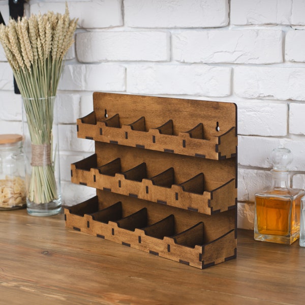Könnte beinhalten: Ein Wandregal aus Holz mit drei Ebenen und mehreren Fächern. Das Regal ist dunkelbraun gebeizt und hat einen rustikalen Look.