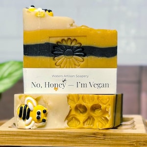 Sabonete vegano artesanal em formato de abelha, feito pelo processo a frio, com aveia, mel e jasmim. Ideal para banhos aromáticos e decoração de banheiro com tema de abelhas.