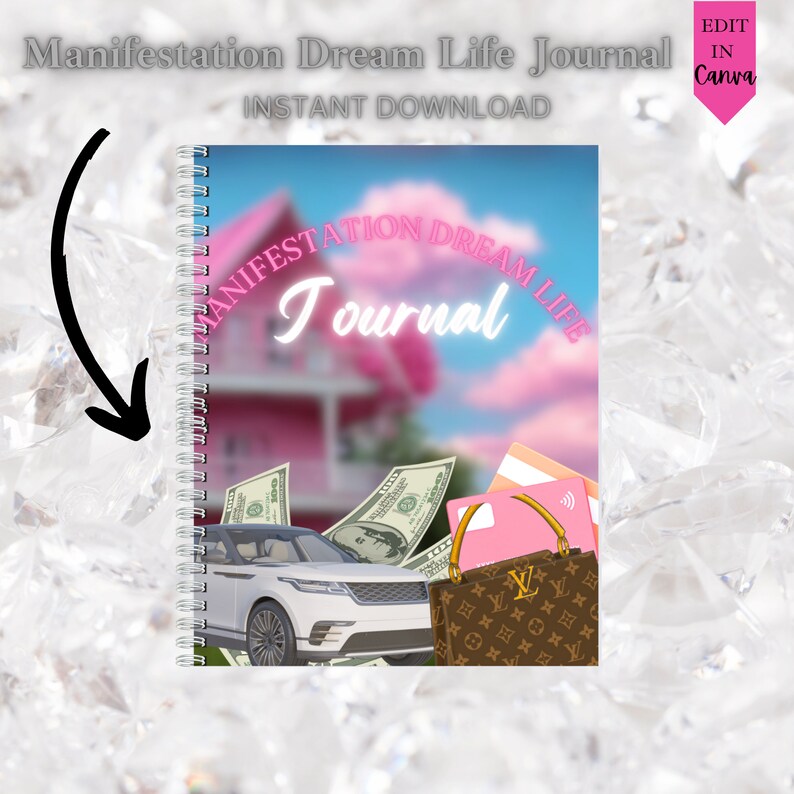 Puede incluir: Una portada de diario rosa y blanca con el texto "Manifestation Dream Life Journal" en letras rosa y blancas. La imagen de fondo presenta una casa rosa, dinero, un coche blanco y un bolso marr&oacute;n y dorado con una tarjeta de cr&eacute;dito rosa.