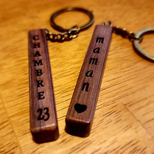 Natural wood engraved Keychain - Customizable - Chrismas Gift idea for mother, father, girlfriend, boyfriend, wife, husban, brother, sister.