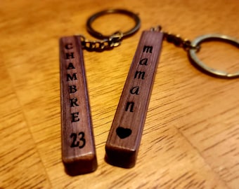 Sleutelhanger van gegraveerd hout: persoonlijk cadeau, aangepaste namen