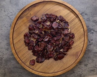 Chicken Gizzards, fot cats and small breed dogs, cut in half into a small pieces. No added preservatives.Dehydrated raining treats.100 grams