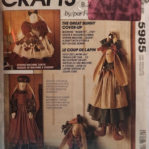 Puede incluir: Un patrón de costura para una cubierta de conejito. El patrón incluye instrucciones para hacer una cubierta de máquina de coser, una cubierta de aspiradora y un bloqueador de corrientes de aire. El patrón se llama "The Great Bunny Cover-Up" y es de McCall's Crafts.