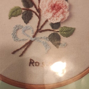 手刺繍のバラ模様