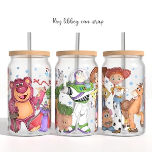 Könnte beinhalten: Drei 473 ml Glas-Dosenhüllen mit Holzdeckel und Strohhalm. Die Hüllen zeigen Figuren aus dem Film Toy Story, darunter Woody, Buzz Lightyear und Jessie. Der Hintergrund ist ein blauer Himmel mit weißen Sternen.