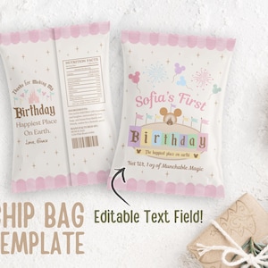 Op de afbeelding: Een roze en witte chipzak-sjabloon met de tekst "Sofia's First Birthday" en een cartoonkasteel. De zak is versierd met sterren, vuurwerk en Mickey Mouse-oren. De tekst "Net Wt. 1 oz of Munchable Magic" staat onderaan de zak gedrukt.