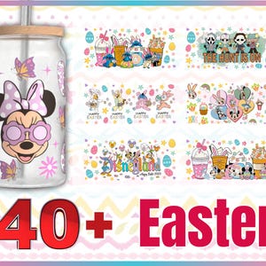 Op de afbeelding: Een glazen pot met een houten deksel en een rietje. De pot heeft een roze en wit Minnie Mouse-ontwerp met een vlinder en bloemen. De pot is omringd door afbeeldingen van Disney-figuren die Pasen vieren. De tekst "THE HUNT IS ON" en "Disneyland Happy Easter 2023" is zichtbaar in de afbeeldingen.