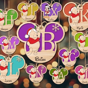 Svg personnalisé de boules de Noël ours jaune, monogramme alphabet personnalisé nom ornement svg, svg ornement de dessin animé ours miel, fichiers découpés au laser