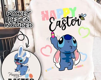 Puede incluir: Sudadera blanca con un personaje azul Stitch que lleva orejas de conejo y sostiene un marcador rosa. El texto "Happy Easter" está escrito en colores arcoíris sobre Stitch. Una abeja vuela sobre el texto. La sudadera tiene un bolsillo con una imagen más pequeña de Stitch sosteniendo huevos de Pascua.
