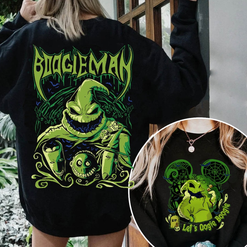 Może przedstawiać: Dwie czarne koszulki z zielonym i czarnym nadrukiem graficznym Oogie Boogie z filmu Koszmar przed świętami. Na koszulkach nadrukowano tekst "Boogieman" i "Let's Oogie Boogie".