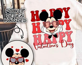 Può includere: Felpa bianca con una grafica rossa e rosa di Topolino che indossa occhiali a forma di cuore e il testo "Happy Happy Happy Valentine's Day".