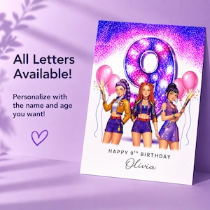 Può includere: Biglietto di compleanno con tre ragazze dei cartoni animati, palloncini e scintille. Il biglietto presenta un grande numero 9 con glitter e la scritta "Happy 9th Birthday Olivia". Dice anche "All Letters Available!" e "Personalize with the name and age you want!"