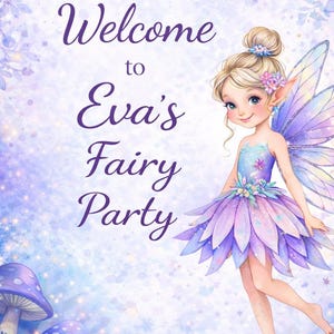 Puede incluir: Invitación para la Fiesta de las Hadas de Eva. El diseño presenta un hada de dibujos animados con un vestido azul y morado y alas. El fondo es una suave mezcla de azules y morados, con setas y detalles florales. El texto dice 'Bienvenida a la Fiesta de las Hadas de Eva'.