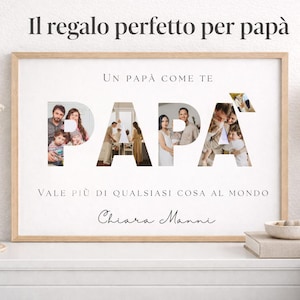 Può includere: Una stampa incorniciata con la parola "PAPA" in grandi lettere, ogni lettera riempita con foto di famiglia. Il testo sopra recita "UN PAPA COME TE" e sotto "VALE PIÙ DI QUALSIASI COSA AL MONDO" con una firma. La cornice è marrone chiaro.