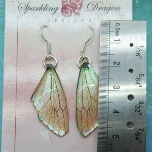Pendientes de ala de mariposa amarillo pálido - joyería de hadas, regalo divertido para sus pendientes de ala de hadas - brillante - resina con acabado brillante