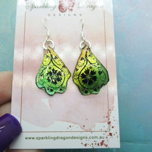 Pendientes de mariposa verde y amarillo, una flor - Joyas de hadas, regalo divertido para sus pendientes de ala de hadas - Brillante - Resina con acabado glitter
