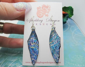 Orecchini a farfalla blu, oro e rosa scintillanti - gioielli da fata, regalo divertente e appariscente - resina con finitura glitterata libellula