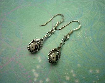 Vintage sterling silver earrings - black onyx - 925 hallmarked - style 40