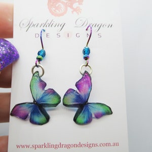 Pequeños pendientes de mariposa verde, azul, púrpura con cuentas - Joyas de hadas, pendientes de ala de hadas - Brillante - Resina con acabado glitter