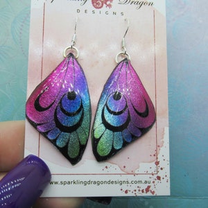 Pendientes de mariposa rosa y azul con medialunas - Joyería de hadas, regalo para sus pendientes de ala de hadas - Brillante - Resina con acabado glitter