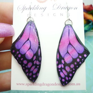Pendientes de tamaño mediano Butterfly Wing Vidrieras azules suaves- Joyas de hadas, Pendientes de ala de hadas - Brillantes - Resina con acabado glitter