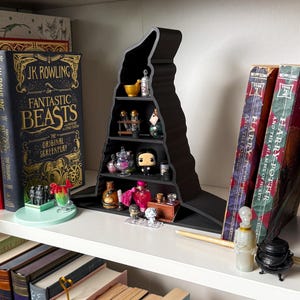 Zauberer-Hut Mini BÜCHERREGAL 3D Gedruckt Bücherregal Buchstütze Buch Nook für Mini Figuren Schwarzer Hut Magischer Hut Bücherwurm Dekor für Halloween
