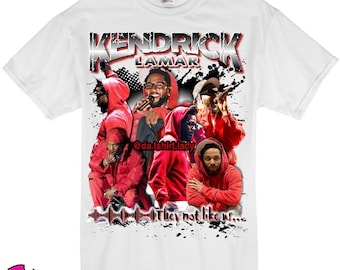 Op de afbeelding: Wit T-shirt met een grafische print van Kendrick Lamar en andere mensen in rode hoodies. De tekst "Kendrick Lamar" en "They not like us..." staat op het shirt gedrukt.