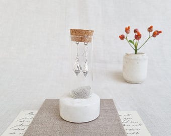 瓶に入った貝殻のイヤリング